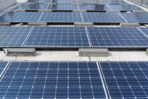 【2025年最新】太陽光発電のメンテナンス費用は？頻度・点検内容・業者選びについても解説